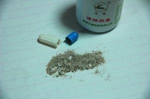 打開一看，膠囊里的顆粒疑似胡椒粉。