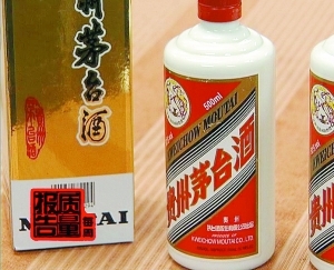 除了酒瓶，成套的包裝，包括商標(biāo)標(biāo)簽、瓶蓋等都是假的。